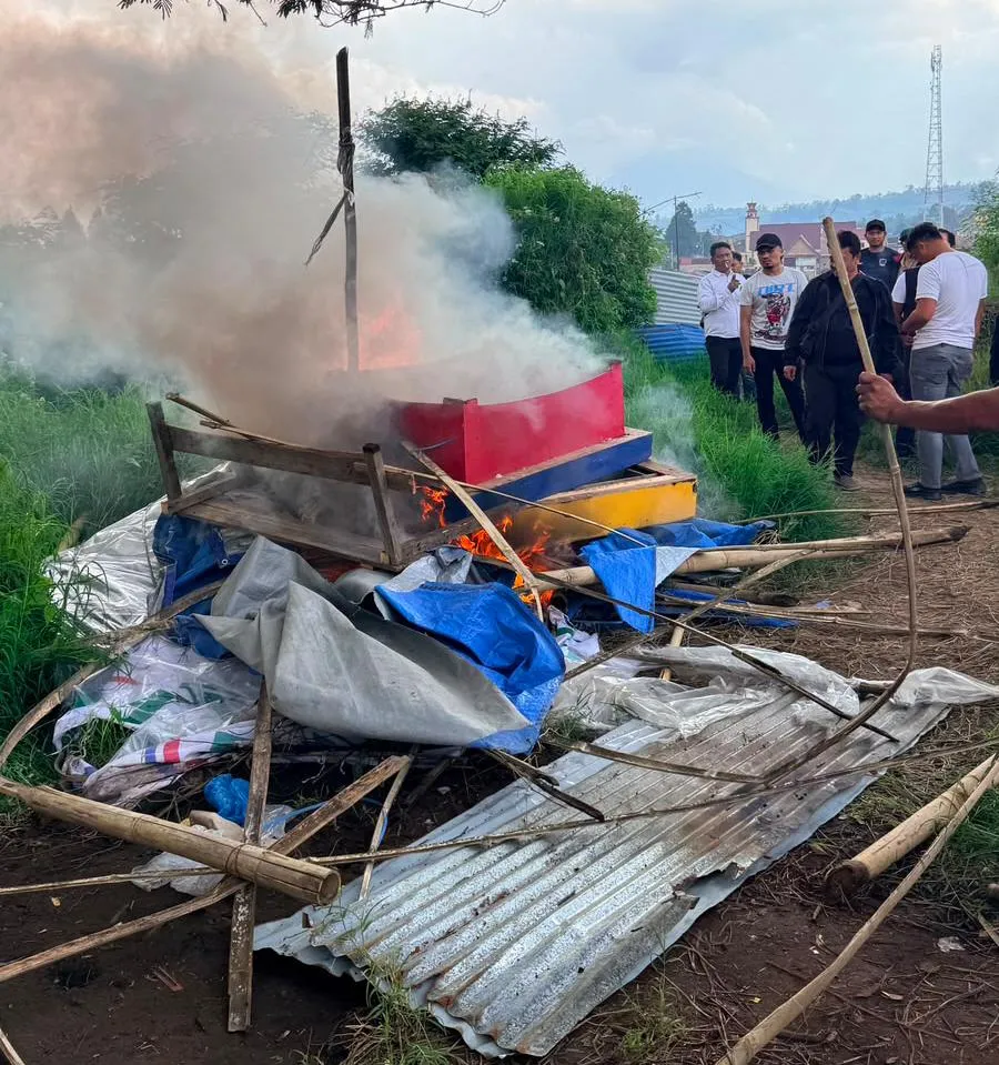 Di Karo, Barak Tempat Makek Sabu Digerebek dan Dibakar