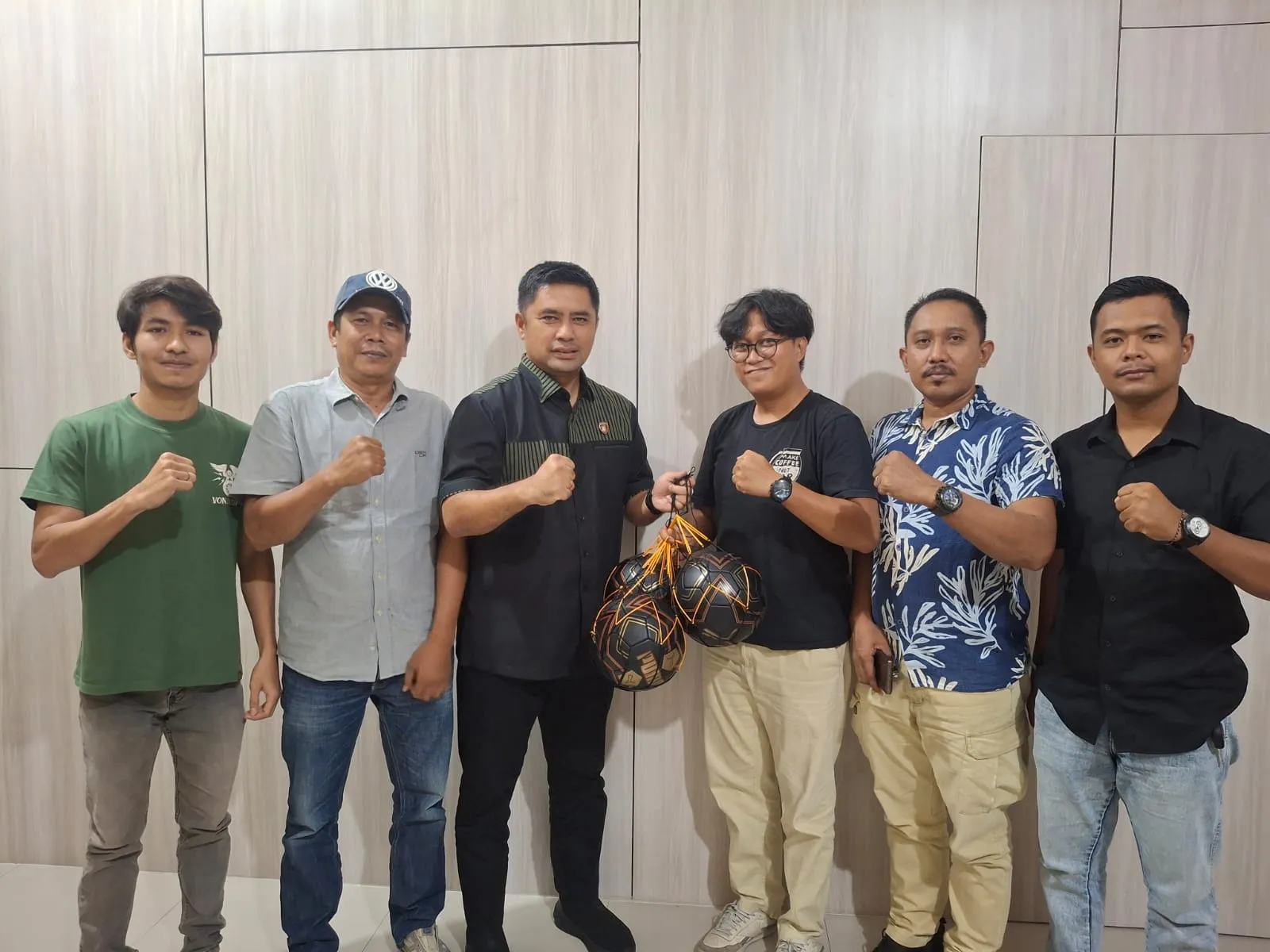 Kasat Narkoba Polres Batu Bara Dukung Wartawan Olahraga, Serahkan Bola kepada Sinergi SC
