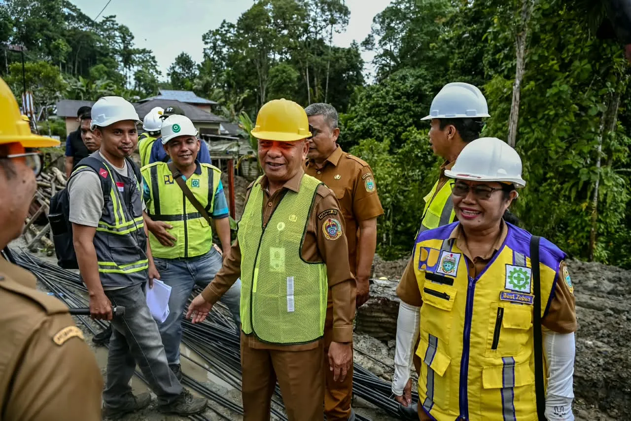 Kembali Berkantor di Nias, Wagubsu Surya Cek Pembangunan Turab Ruas Jalan Provinsi Mega-Lolowua