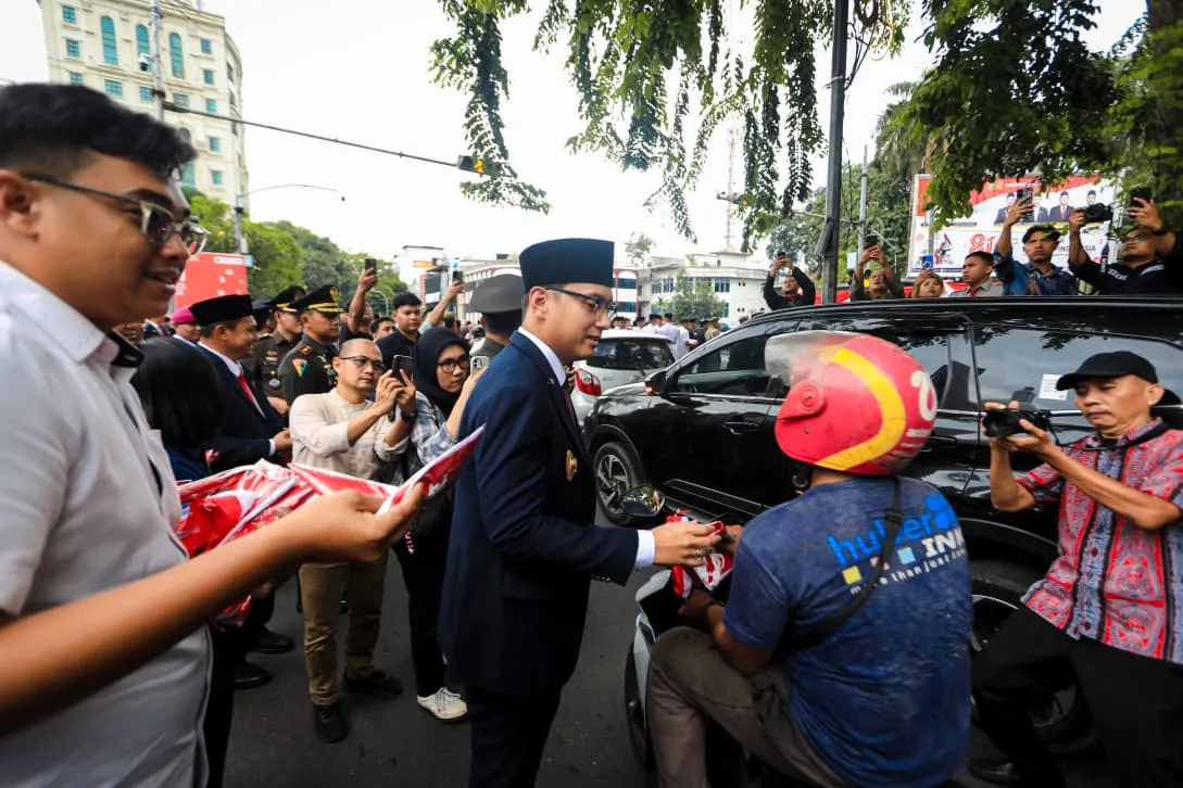 Kibarkan Semangat Kemerdekaan, Rico Waas dan Zakiyuddin Bagikan Bendera kepada Warga Medan