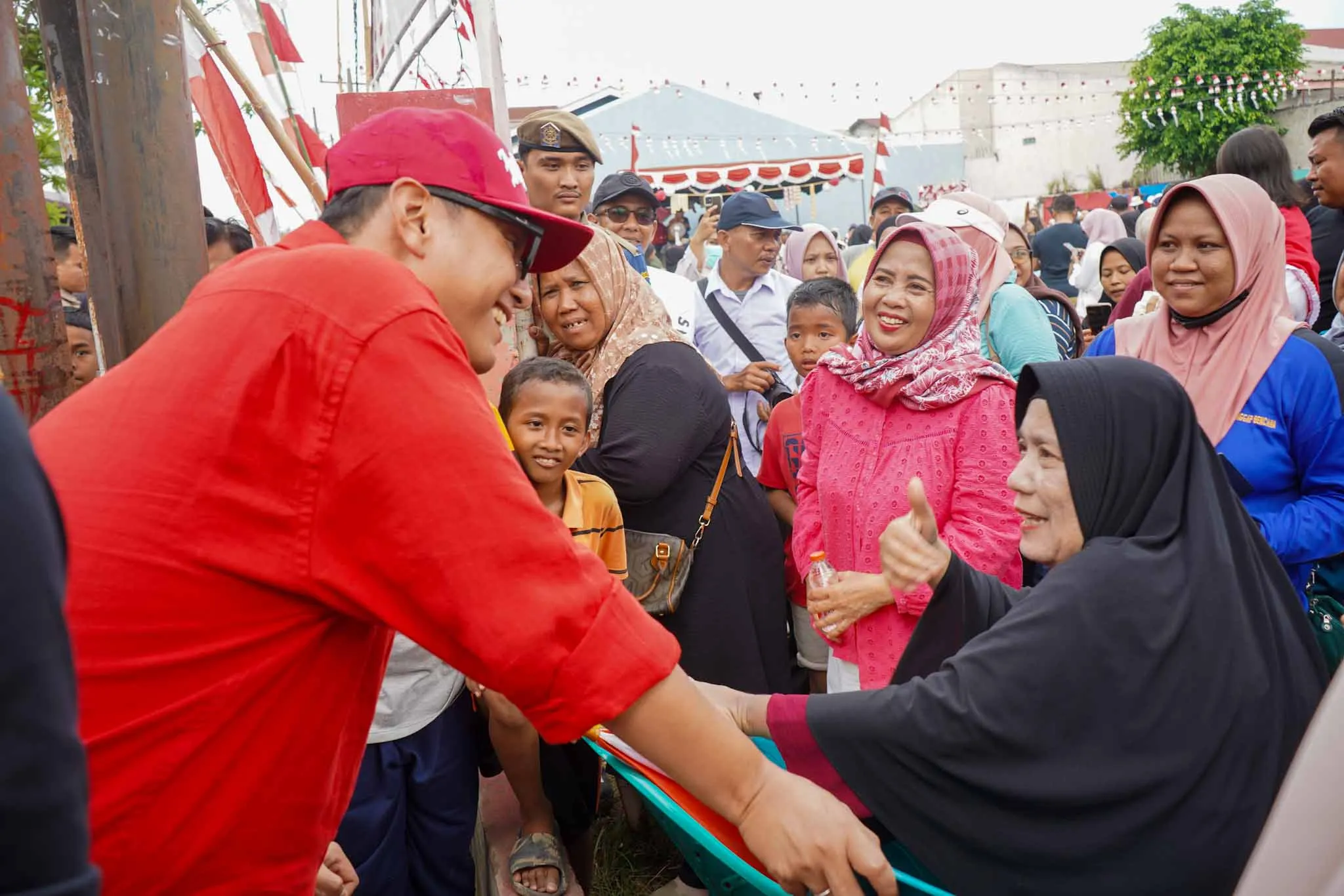 Hadir di Tengah Warga, Rico Waas Ikut Lomba Tarik Tambang