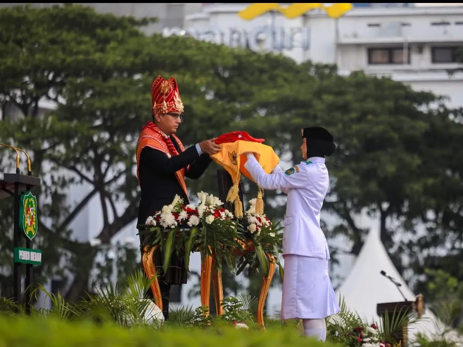 Upacara Penurunan Bendera HUT Ke- 81 RI Khidmat, Rico Waas Serahkan Tanda Kehormatan Satyalancana Karya Satya dari Presiden