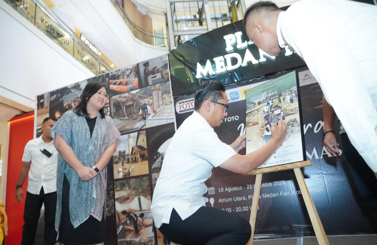 Rico Waas Apresiasi Pameran Foto "Prahara Pulau Emas". Menggugah Empati dan Menciptakan Harapan