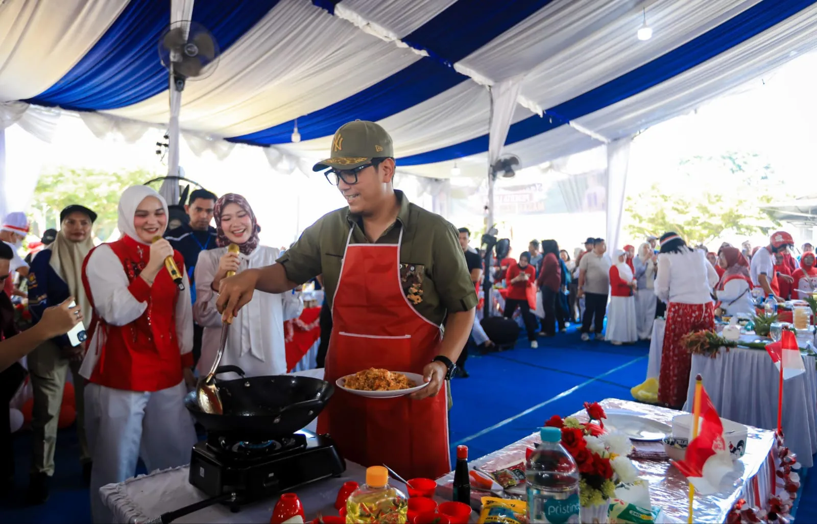 Rico Waas dan Zakiyuddin Harahap Adu Keahlian Memasak Nasi Goreng