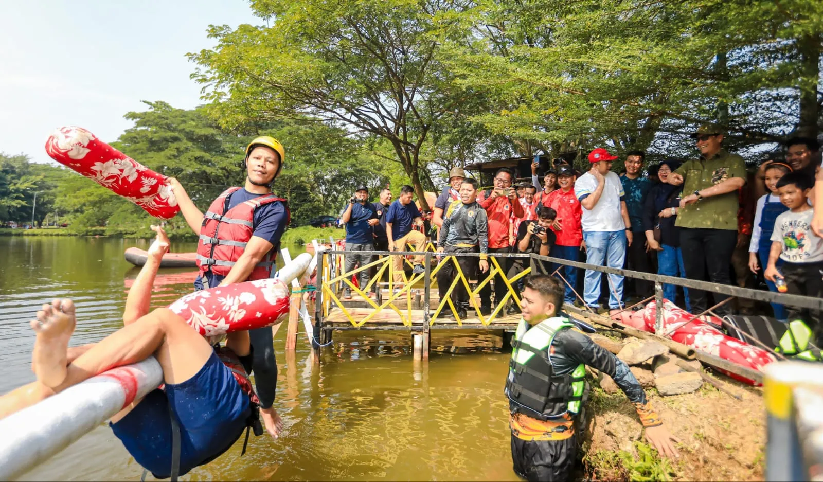 Seru !!! Lomba Pukul Bantal Meriahkan Semarak Korpri Gebyar Kemerdekaan RI di Taman Cadika