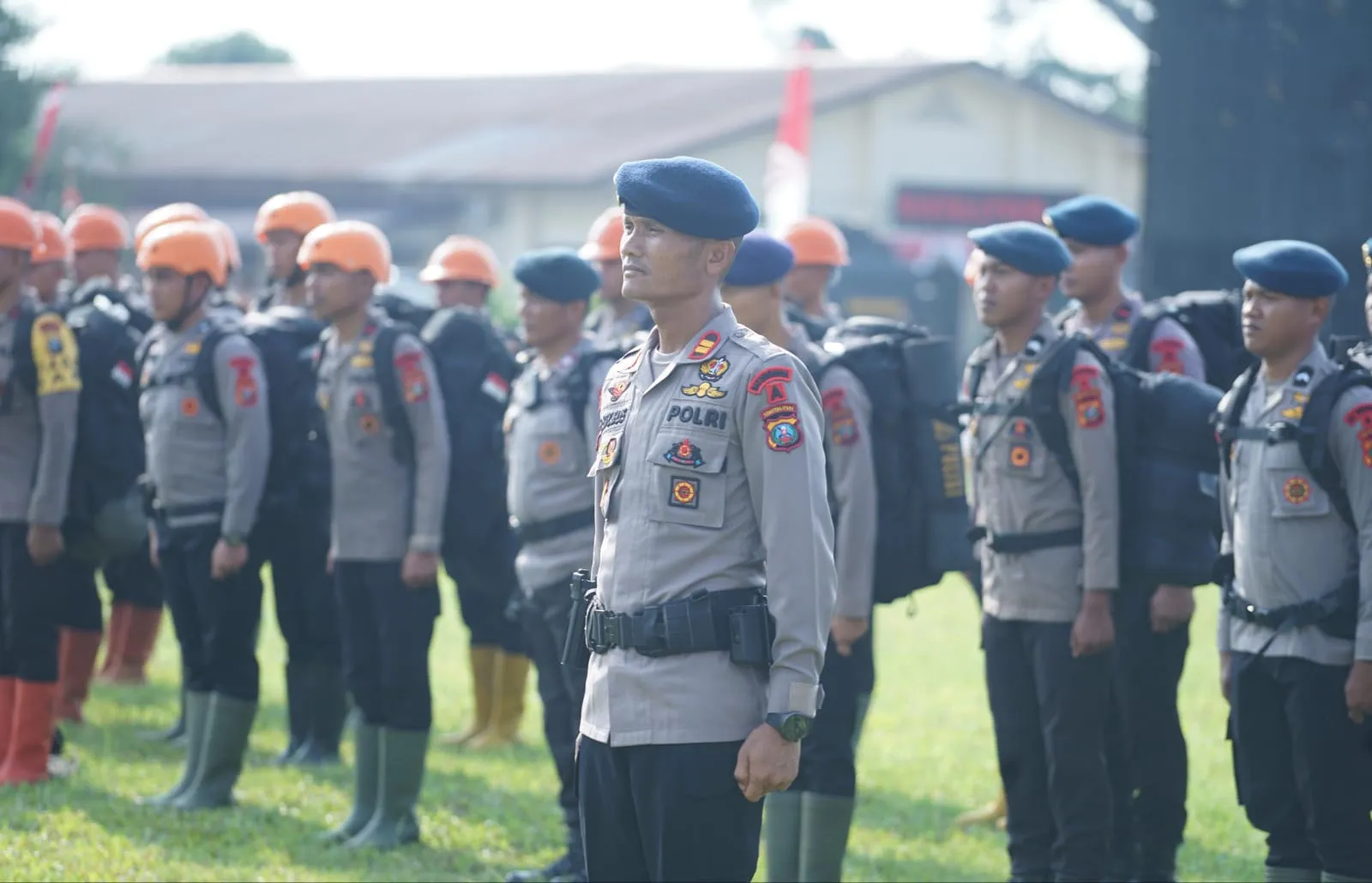 Gunung Sinabung Erupsi, Polda Sumut Siagakan 100 Personel Brimob dan Peralatan Pendukung