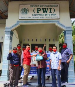 PWI Batu Bara Salurkan Sembako Kepada Anggota. Jaga Solidaritas Profesi