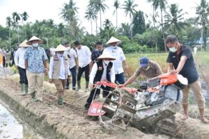 Bupati Zahir Serahkan 10 Unit Pencecah,  7 unit Pembuat Bedengan Ke Petani Cabai