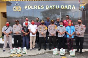 Kapolres Batu Bara AKBP Ikhwan Lubis Bagi Bingkisan Ke Wartawan