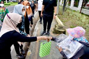 Senyum Penyapu Jalan, Abang Becak Dapat Bingkisan dari Gubernur Edy