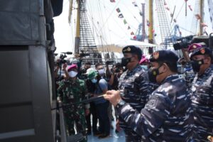 TNI AL Salurkan Bantuan Kemanusiaan Korban Banjir Karawang-Bekasi