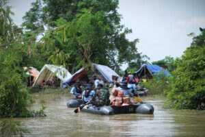 TNI Angkatan Laut Salurkan Bantuan dan Evakuasi Warga Terisolir Korban Banjir 