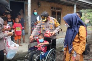 Anak Disabilitas Dapat Bantuan Kursi Roda