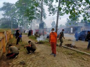 Satpol PP dan Damkar Palas Bakti Sosial Lokasi Kuburan