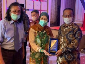 Bupati Padanglawas TSO Terima Penghargaan Tokoh Waspada Peduli Kesehatan