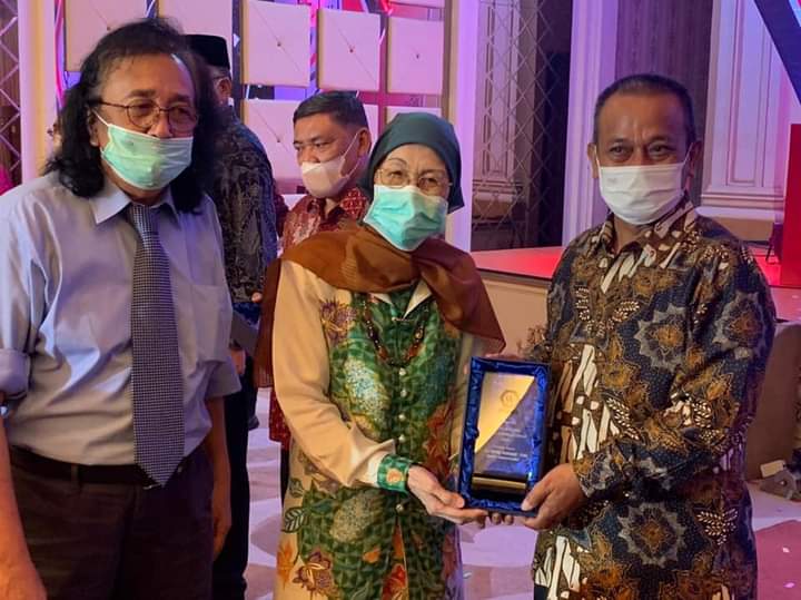 Award Anugerah Tokoh Peduli Waspada Indonesia Sehat