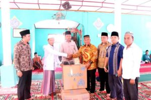 Wabup Palas Zarnawi Safari Jumat Ke Desa Pintu Padang Ulu Barumun. Bantu Kipas Angin