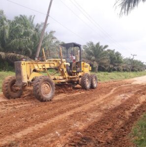 PT PHS Turunkan Alat Berat Perbaiki Akses Jalan Menuju Kecamatan Sosa Timur