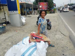 Janda Empat Anak Mengais Kardus Bekas Demi Pertahankan Hidup