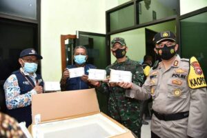 2400 Vial Vaksin Covid-19 Tiba Di Pacitan, Tenaga Kesehatan Pertama Divaksinasi