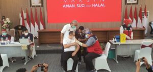 Bupati Zahir Suntik Vaksin Pertama Di Batu Bara. Jangan Takut Divaksin