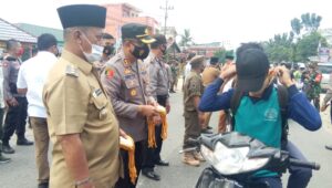 Cegah Penyebaran Covid -19 ,Bupati Palas TSO dan Kapolres Bagi Masker Di Jalan Raya