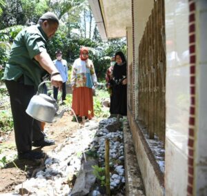 Bupati Tapsel Dolly Pasaribu Ziarah Ke Makam Ayahanda Panusunan Pasaribu