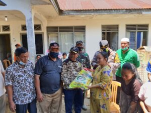 Wabup Palas Zarnawi  Serahkan  Bantuan Sembako Warga Korban Banjir Bandang 