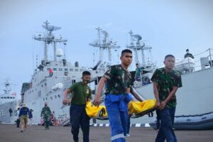 TNI AL Evakuasi Korban Kecelakaan Laut Di Perairan Pondok Dayung