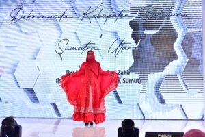 Istri Bupati Batu Bara Tampil Dengan Tenun Batu Bara Di Event Riau Internasional Fashion Festival