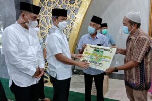 Sekda Medan Serahkan Bantuan Rp. 50 Juta Masjid Nurul Islamiyah Medan Johor