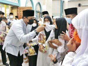 Bobby Safari Ramadhan Berbagi Dengan Anak Yatim Piatu