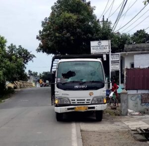 Di Kendal Truk Diteror, Kaca Pecah Lemparan Batu