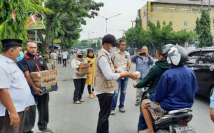 KSJ Batu Bara Bagikan Takjil Pengguna Jalan Medan – Belawan