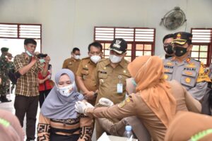 Di Kabupaten Batu Bara : Polri – TNI Jemput Lansia Untuk Divaksin