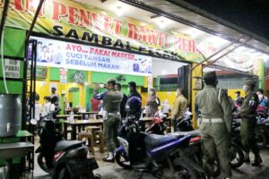 Petugas Bubarkan Pengunjung Restoran & Cafe Di Medan Timur