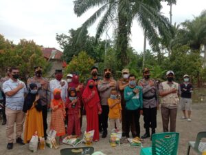 Kapolres Batu Bara Berbagi Sembako di Desa Kapal Merah Nibung Hangus