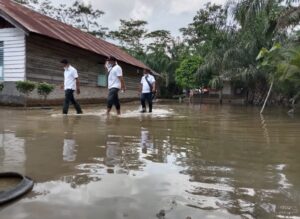 Berjalan Kaki Arungi Banjir, Kadin Salurkan Sembako di Nibung Hangus