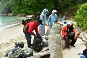 TP PKK Batu Bara Giatkan Kebersihan di Pulau Pandang