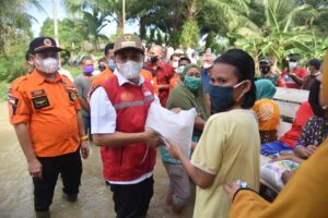 Bupati Zahir Bantu Beras Kepada Korban Banjir