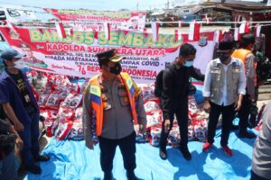 Kapolres Batubara AKBP Ikhwan Lubis Susuri Laut Bagi Sembako Ke Nelayan