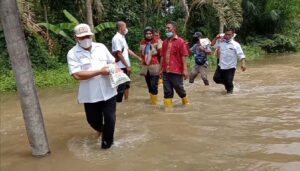 Ketua Kadin Batu Bara Arungi Banjir Beri Bantuan Warga Desa Pematang Rambai