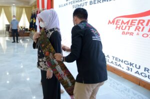 Nawal Edy Rahmayadi Terima Gelar Bunda Permainan Tradisional