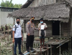 Kapolres Batu Bara Datangi Rumah Nelayan Pelosok Desa Bagi Sembako