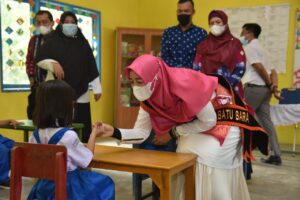 Maya Indriasari Zahir Salurkan 50 KIA TK Binaan Dharma Wanita Lima Puluh