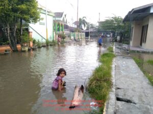 Air Pasang Koling Jadikan Jalan Kota Tanjung Balai Mirip Anak Sungai