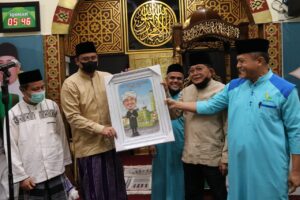 Bobby Safari Subuh di Masjid Asy Syafi’iyah