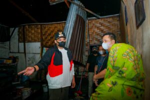 Tengah Malam, Bobby Nasution Tinjau Rumah Warga Korban Puting Beliung 