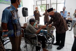 LLI Sumut Beri Kursi Roda dan Alat Bantu Dengar Kepada Lansia