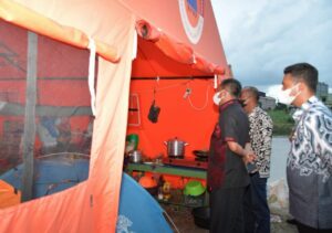 Bupati Sergai Darma Wijaya Pantau Stok Pangan di Posko Pengungsi 